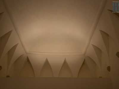All�interno, in cui spicca una volta a botte unghiata, � evidente il recente restauro
